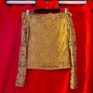 Off the shoulder shirt in mustard color lace